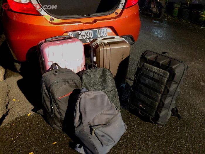Dua koper sedang, tiga tas ransel dan satu tas drone, kira-kira muat gak ya masuk bagasi Honda Brio RS CVT