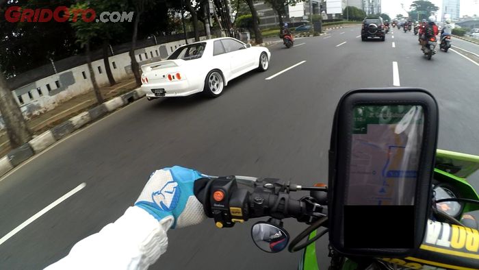 Nissan Skyline GT-R (R32) numpang lewat di area Pancoran, Jakarta Selatan.