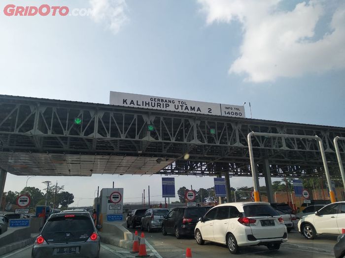 Antrean di Gerbang tol Kalihurip Utama 2
