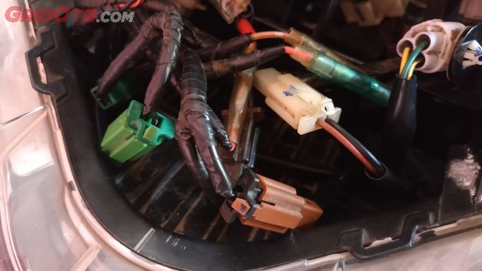 Periksa kondisi kabel dan kekencangan soket jika muncul kode error di motor