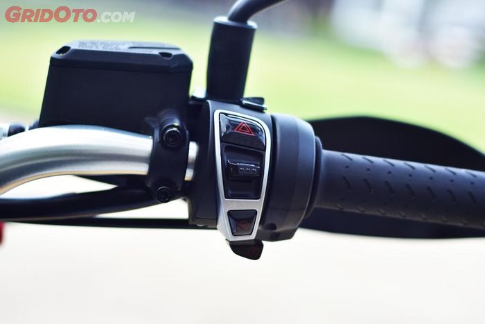 Tombol starter Moto Guzzi V85TT juga untuk mengubah riding mode