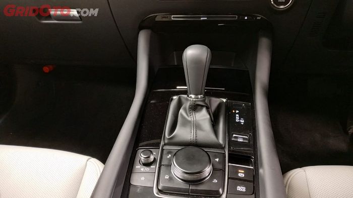 Konsol tengah All New Mazda3 ini mendapatkan banyak ubahan, di desain untuk memudahkan pengemudi dalam mengoperasikan  tuas transmisi, rem parkir, serta pengaturan head unit.  Selain itu, handrest dibuat lebih lebar dan di bawahnya terdapat kompartemen yang mampu menyimpan barang lebih banyak.