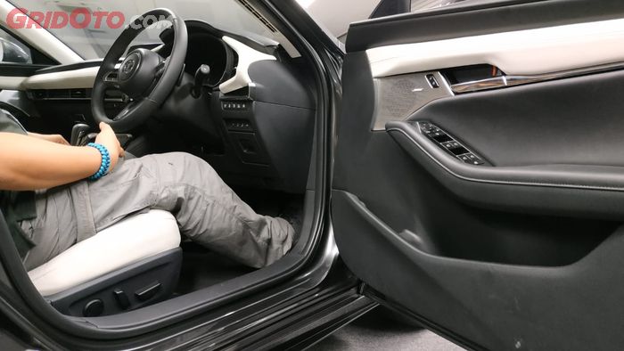 Pengaturan kursi pengemudi All New Mazda3 sudah elektronik yang membuatnya terasa lebih premium. Tidak hanya itu, disematkan juga audio BOSE untuk varian tertingginya.