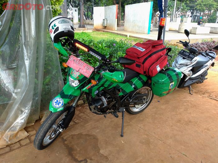 Ambulans motor Kawasaki D-Tracker menyalakan rotator dan lightbar-nya