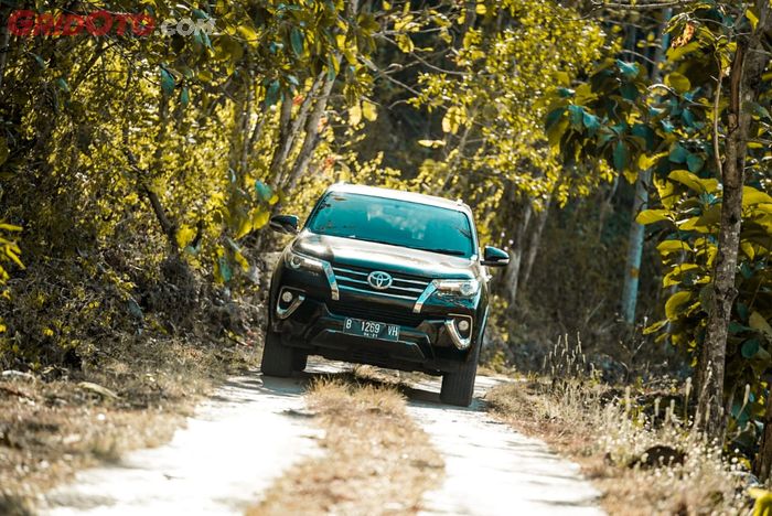 Toyota Fortuner Hidden Beach, Akses Jalan Menuju Pantai Ngedan