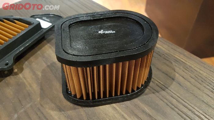 Bentuk filter udara aftermarket sesuai dengan bentuk filter asli pabrikan