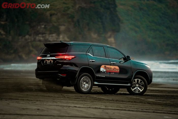 Toyota Fortuner Hidden Beach, Pasir Pantai Sine yang Cukup Aman Dilewati Mobil