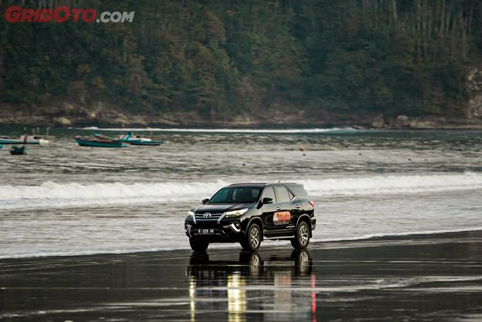Toyota Fortuner Hidden Beach, Keindahan Pantai Sine