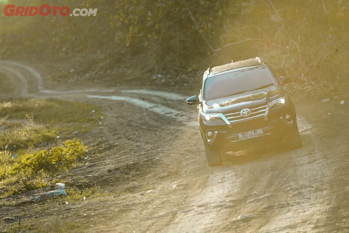 Toyota Fortuner Hidden Beach, Sulitnya Akses Jalan Menuju Pantai Kondang Merak