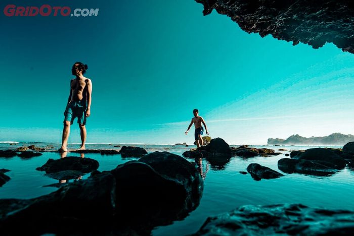 Toyota Fortuner Hidden Beach, Pantai Kondang Merak yang Bisa Bermain Air Laut