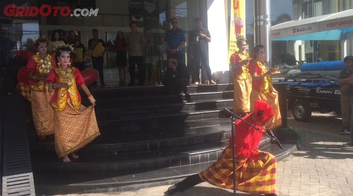 Sambutan tarian adat Makassar, Mangaru di diler Suzuki Makassar