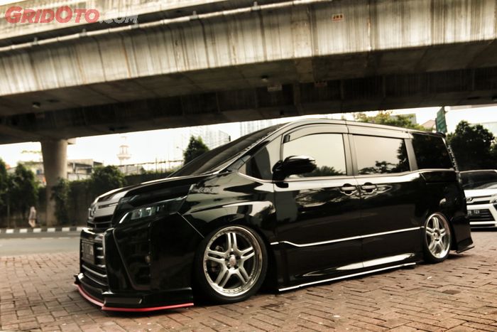 Modifikasi Toyota Voxy tampil agresif pakai body kit bikinan Akasia Motor
