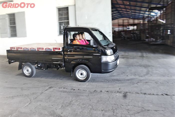 Suzuki Carry Pick Up yang digunakan untuk mendistribusikan produk ke berbagai daerah