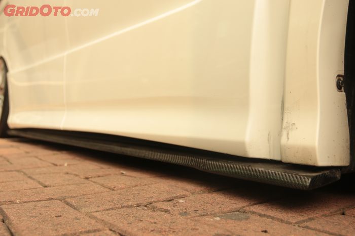 Side skirts diberi lips carbon kevlar begitu juga bumper depan 