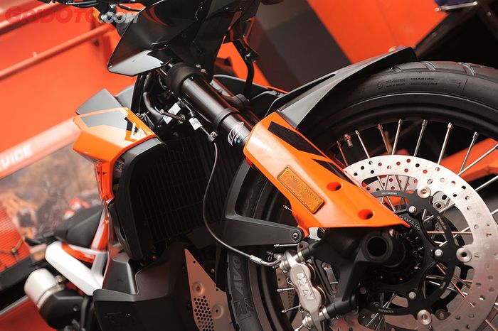 Sok depan KTM 790 Adventure punya travel yang panjang