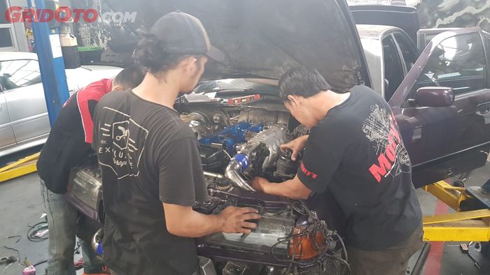 Proses engine swap BMW E36 dengan mesin 2JZ milik Toyota Supra.