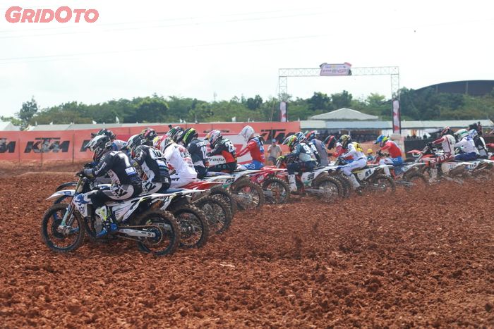 Ilustrasi start balapan motocross