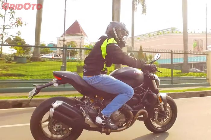 Posisi riding pakai Ducati Monster 821