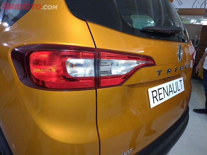 Lampu belakang Renault Triber berdesain 'eagle beak'