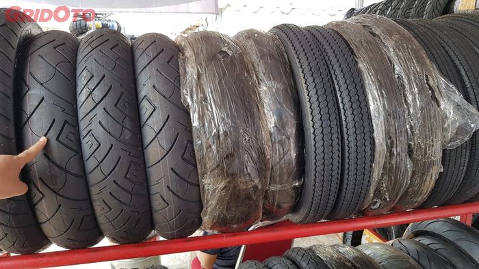 Ilustrasi ban radial (kiri) dan ban bias (kanan)