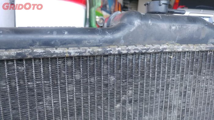 bagian upper tank radiator bisa ditambal cabun colek atau sabun batang