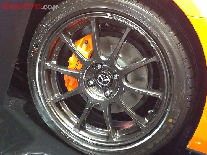 Forged-wheels merek RAYS berwarna hitam ukuran 17 inci disematkan sebagai standar