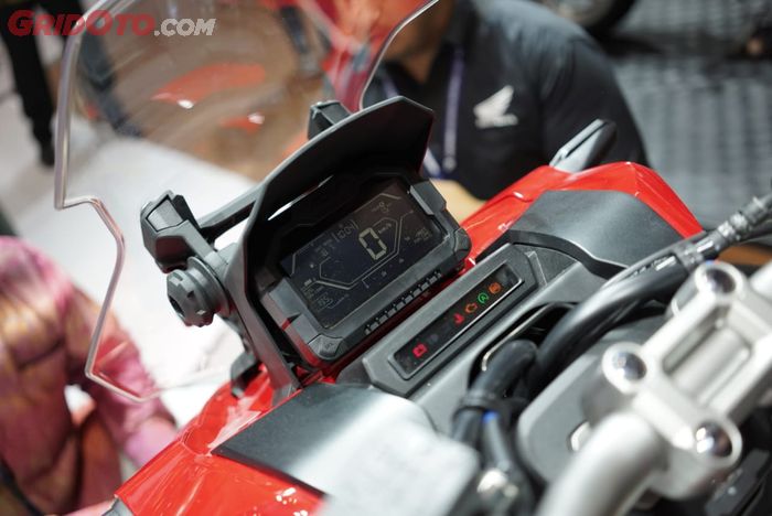 Kenop windshield Honda ADV150 tinggal di tarik dan geser untuk setel ketinggian