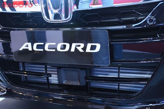 sensor milimeter-wave radar Honda Accord yang berada di depan grill mobil