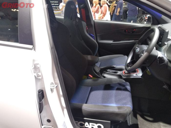 Sepasang jok depan semi bucket dari Recaro