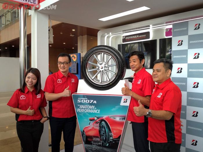 Para pejabat PT Bridgestone Tire Indonesia berpose bersama Bridgestone Potenza S007A