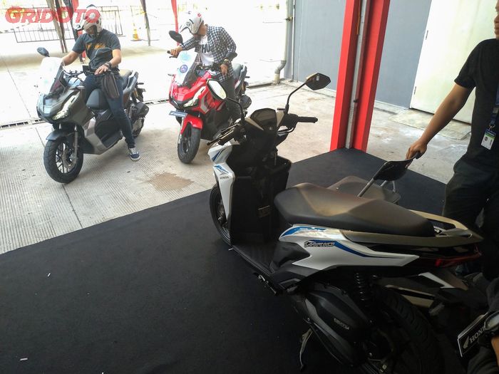 Vario 125 striping baru hanya bisa iri melihat kedua unit ADV150