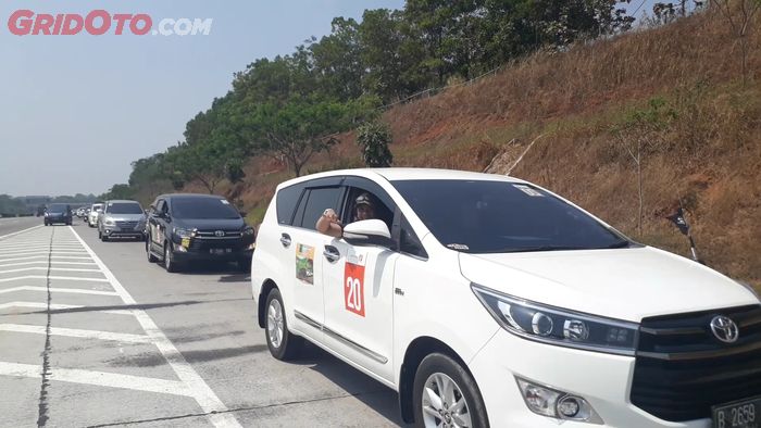 Toyota Innova Owner Club Indonesia (TIOCI) menuju Rest Area Tol Cipali KM 102