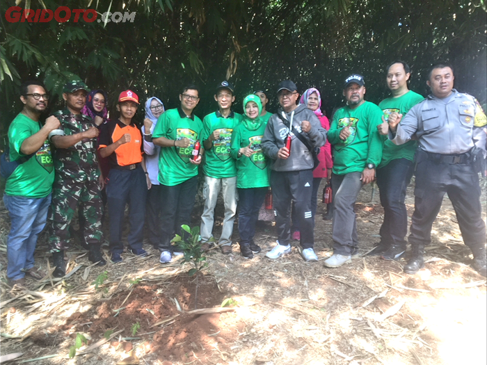 Foto bersama dengan dinas-dinas kerja sama terkait usai menanam 700 pohon 