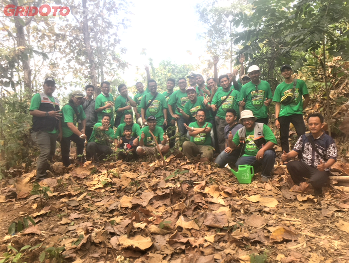 Para Anggota TIOCI yang telah selesai menanam pohon di Hutan Kota Ranggawulung
