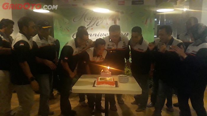 Acara tiup lilin kue ulang tahun TIOCI