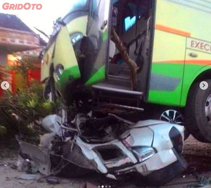 Daihatsu Terios hancur dilindas bus yang melawan arus di Lampung