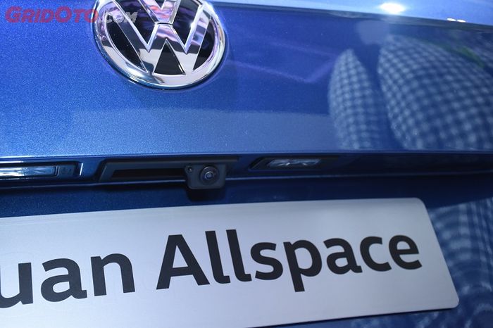 kamera pada bagian belakang VW Tiguan Allspace
