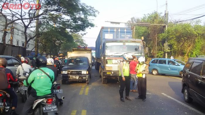 Polisi mendatangi lokasi kejadian dan menghampiri truk kontainer yang hampir melindas pengadara Yamaha V-Ixion.