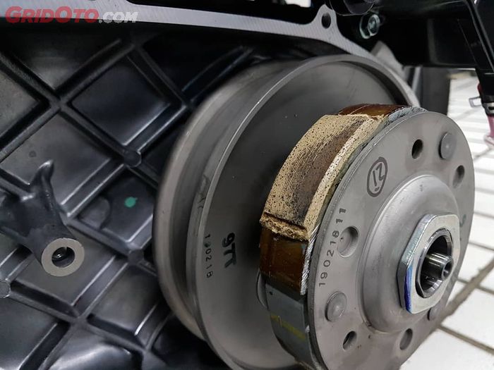 Ilustrasi kampas ganda standar bawaan motor