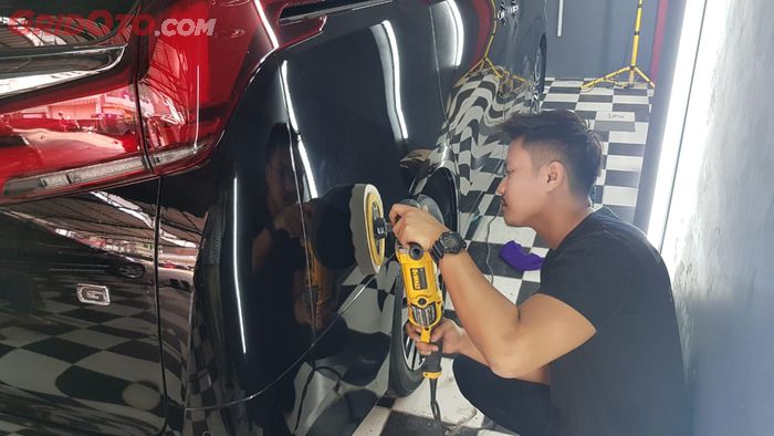 Jika ingin memoles mobil sendiri, jangan gunakan bahan abrasif.