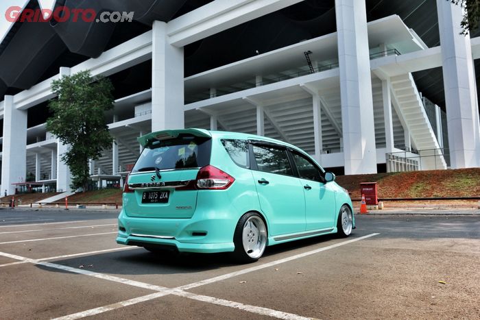 Pemasangan sticker bodi Ertiga dikerjakan sendiri di garasi rumah