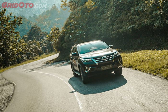 Ilustrasi Toyota Fortuner VRZ 2.4 4x2