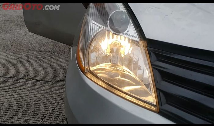 ilustrasi lampu depan mobil konvensional