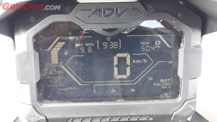 Konsumsi BBM Honda ADV150 bisa terlihat dari indikator sebelah kiri panel instrumen