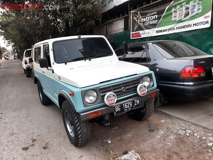 Jimny Long tampil fresh dengan permainan warna dual tone karya BJM