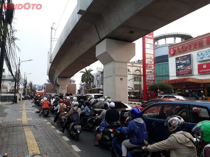 Lalu lintas di Jl. Fatmawati, saat hari pertama sosialisasi perluasan ganjil genap, Senin (12/8/2019) pukul 17.00 WIB