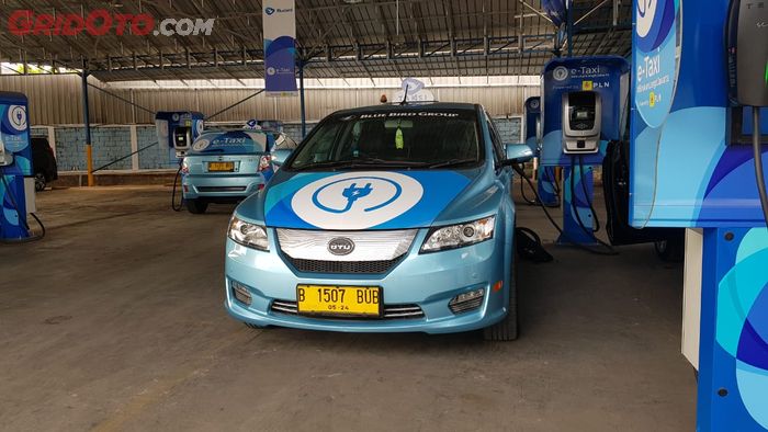 BYD e6 Sebagai Armada Mobil Listrik Blue Bird Group