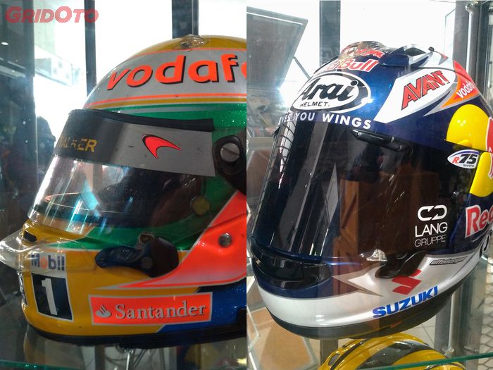 Bagian visor milik helm F1 Lewis Hamilton terlihat lebih sempit daripada helm MotoGP milik Maverick Vinales