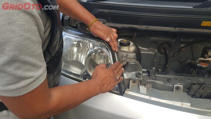 Solusi agar mika lampu tak menguning