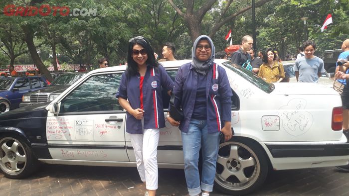 Suci Rahayu selaku Ketua Umum Volvo Club of Indonesia berfoto di Volvo 960 yang telah ditandatangani